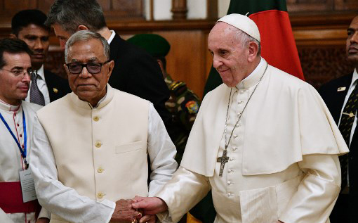 El papa Francisco ya está en Bangladesh y pide medidas eficaces para los rohinyás