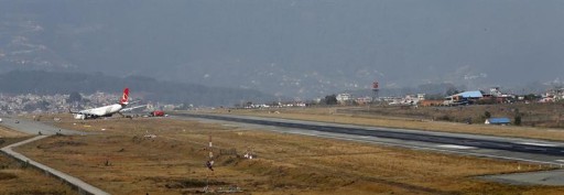 Cuatro heridos al salirse un avión de la pista en Katmandú