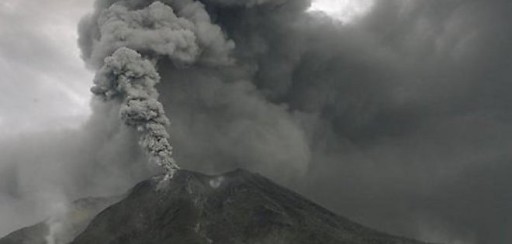 Indonesia amplía zona de emergencia tras nueva erupción del volcán Sinabung