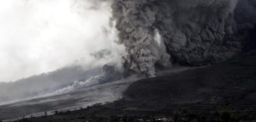 Indonesia amplía zona de emergencia tras nueva erupción del volcán Sinabung