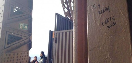 Chileno dejó un graffiti en la Torre Eiffel y desató un escándalo