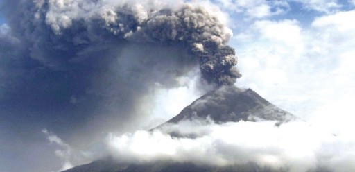 Leves explosiones interrumpen la calma del volcán Tungurahua