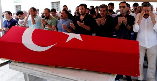 Familiares de las víctimas de Estambul lloran la pérdida de sus seres queridos