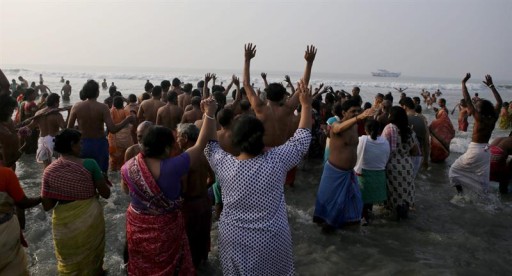 600.000 Hindúes celebran festividad bañándose en el Ganges