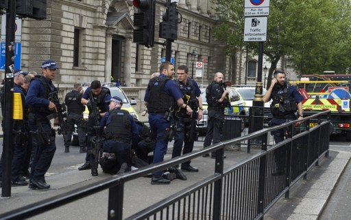 Hombre fue detenido con varios cuchillos cerca del Parlamento de Londres