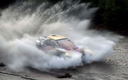 Carlos Sainz sigue líder del Rally Dakar a pesar de perder 16 minutos