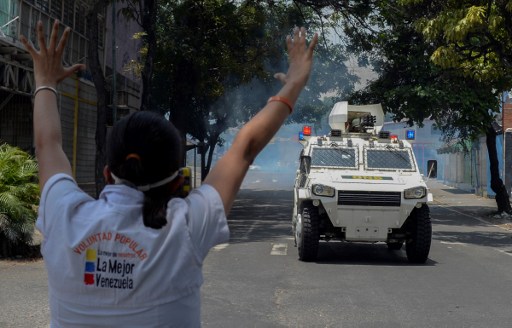Miles de opositores venezolanos marchan contra Maduro pese a la violencia