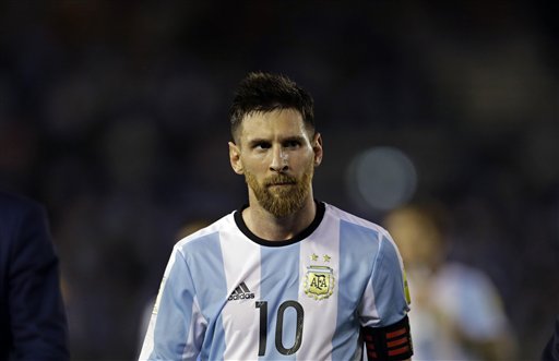 Argentino Lionel Messi asegura que insultó al aire y no al árbitro