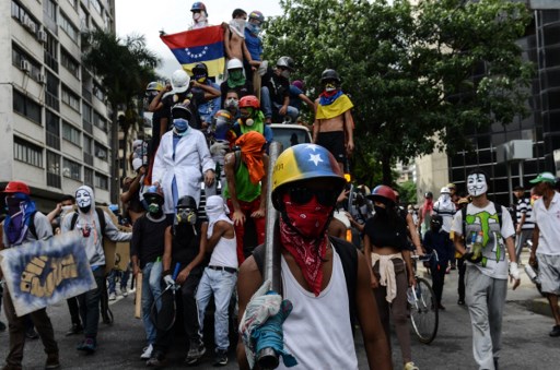 Chavismo marcha en Caracas entre creciente violencia que deja 51 muertos