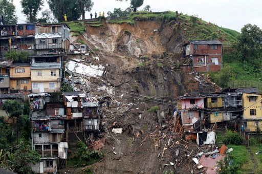 Aumentan a 19 los muertos por deslizamiento de tierra en Manizales