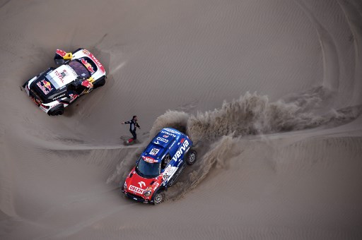 Sebastian Loeb se retiró del Rally Dakar 2018 tras caer en una duna