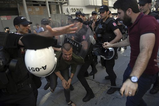 Policía usa balas de goma para dispersar Marcha del Orgullo Gay en Estambul