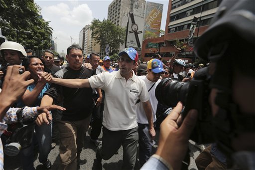 Venezuela: Henrique Capriles afectado por gases en protesta