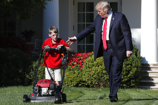 Un niño de 11 años poda el rosedal de la Casa Blanca