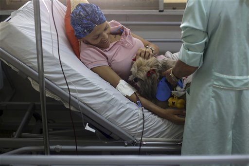 Hospital brasileño emplea perros en terapia de pacientes