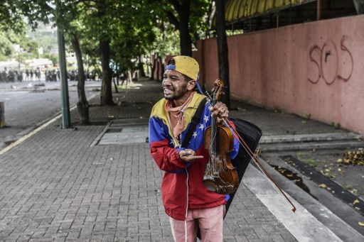 Venezuela: el violinista de las marchas será sometido a exámenes médicos