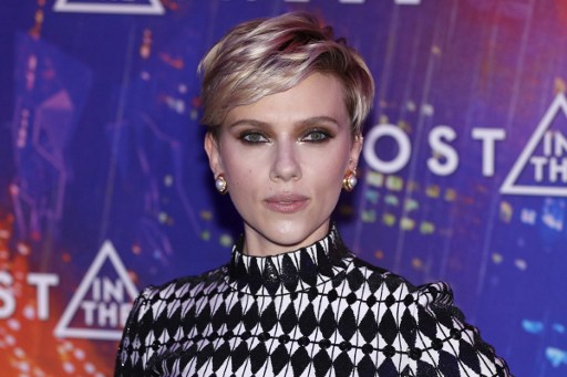 Scarlett Johansson aparece en premiere de su nueva película con polémico look