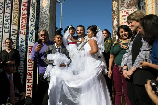 Mexicana y estadounidense se casan en valla fronteriza en Tijuana