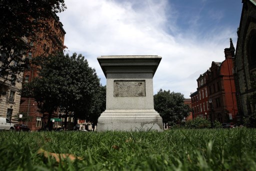 EEUU: Baltimore retira en plena noche sus estatuas de confederados