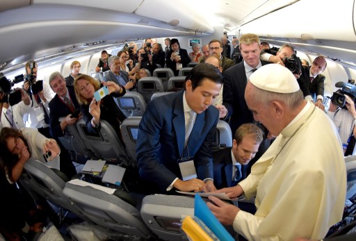 El papa Francisco dio un mensaje a los periodistas en el avión