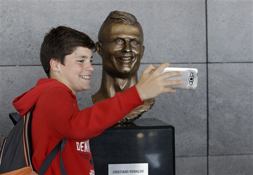 Escultor del busto de Cristiano Ronaldo se defiende de críticas
