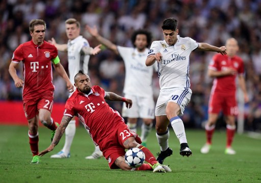 Claudio Bravo y Gerard Piqué cuestionan el arbitraje del Real Madrid-Bayern Munich