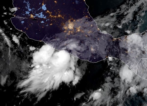 Max se convierte en huracán de categoría 1 frente al suroccidente de México