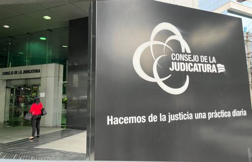 El principal acceso del edificio del Consejo de la Judicatura en Quito.