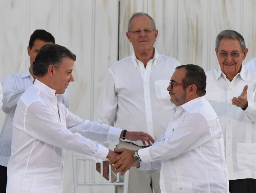 Santos y &quot;Timochenko&quot; firman la paz de Colombia y terminan 52 años de guerra