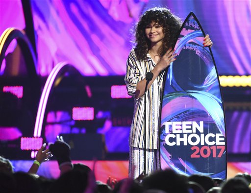 Paz, amor y positivismo, el mensaje de varios artistas en los Teen Choice Awards