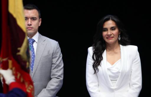 Foto de Verónica Abad junto a Daniel Noboa, en la entrega de credenciales como presidente y vicepresidenta del Ecuador.