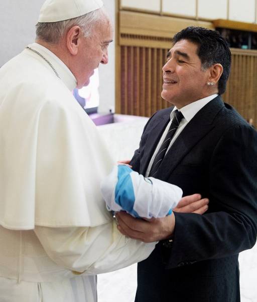 &quot;El Papa es humano, se lo puede abrazar&quot;, dice Maradona de Francisco