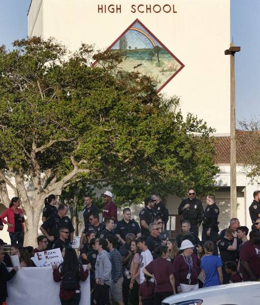 Estudiantes de la escuela en Parkland regresan a clases dos semanas después del tiroteo