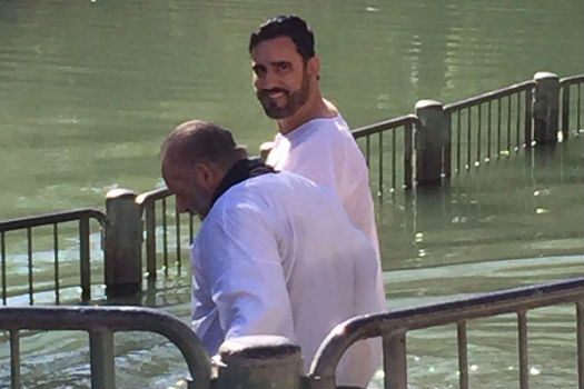 Miguel Varoni se bautiza en en el río Jordán
