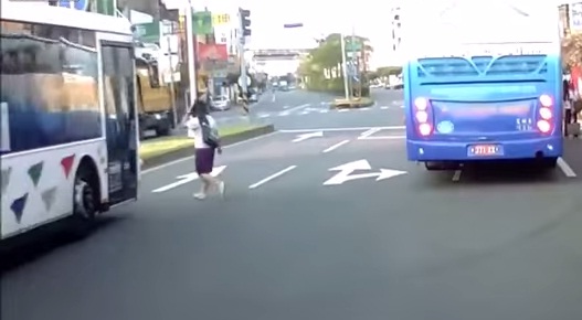 (VIDEO) Joven se salva por milímetros de ser atropellada por un autobús