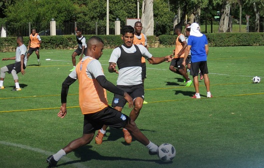 Jugadores de Emelec cumplen primer entrenamiento en territorio uruguayo