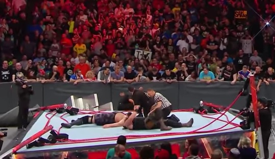 Dos luchadores destruyen el ring de la WWE durante su pelea