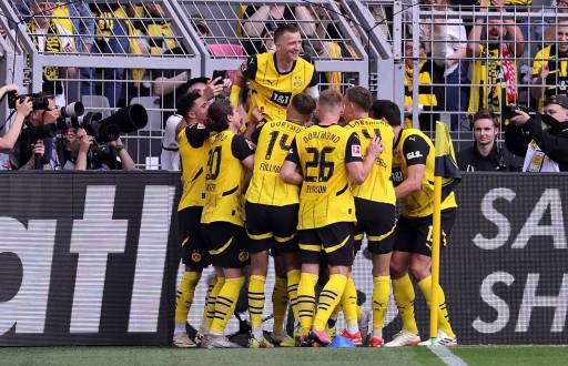 El jugador del Dortmund Marco Reus (c) celebra el 2-0 en su despedida, en el partido de la Bundesliga que han jugado Borussia Dortmund y SV Darmstadt 98 en Dortmund, Alemania.