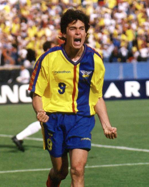 El jugador ecuatoriano Iván Kaviedes festeja el gol hecho por Agustín Delgado contra Brasil en Quito, el 28 de marzo de 2001.