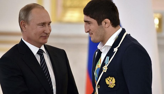 Medallistas olímpicos rusos reciben un BMW
