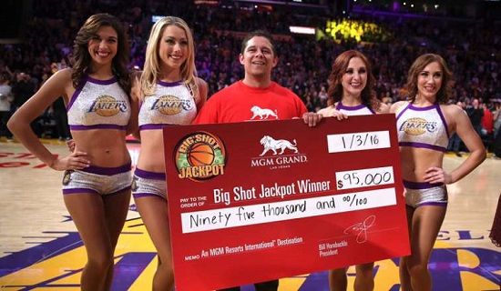 Hincha de los Lakers encesta una triple y gana US $95 mil