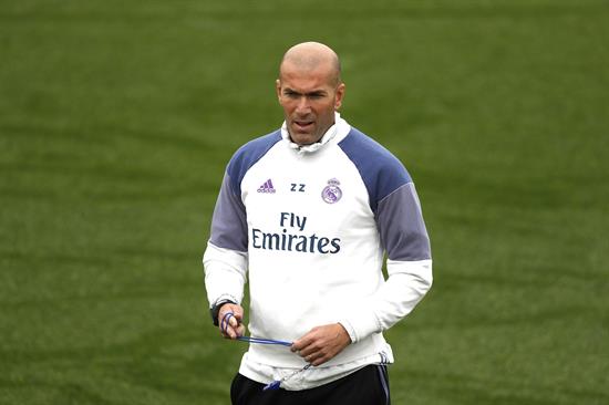 Zidane: &quot;Cristiano se quedará con nosotros es tan simple como eso&quot;