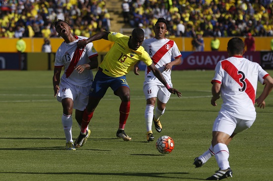 Ecuador empata sin goles con Perú al término del primer tiempo en el Atahualpa