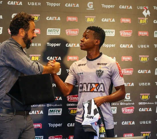 Atlético Mineiro entrega distinción a Juan Cazares