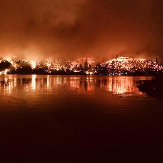Miles de evacuados por incendio en sur de California
