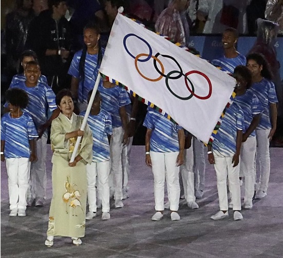 Alcaldesa de Tokio recibe la bandera olímpica de Río 2016