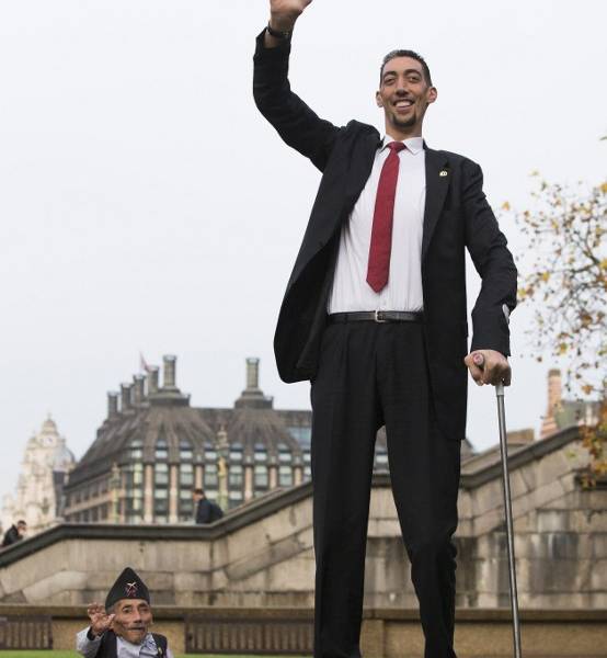 El hombre más alto del mundo y el más bajo toman té en Londres