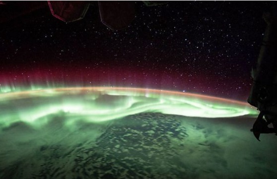 Así se ve la hermosa e inmensa aurora boreal desde el espacio