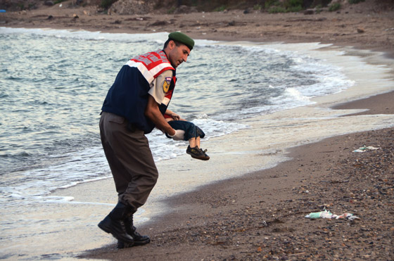 La foto de un niño ahogado provoca conmoción en Europa e ilustra drama de los migrantes