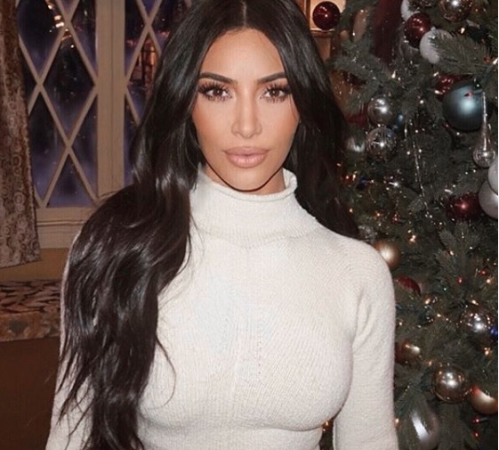 Kim Kardashian sufre un descuido en la alfombra roja